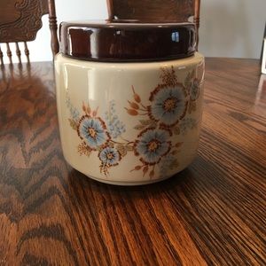 Beautiful vintage McCoy ginger jar. Blue flower design.